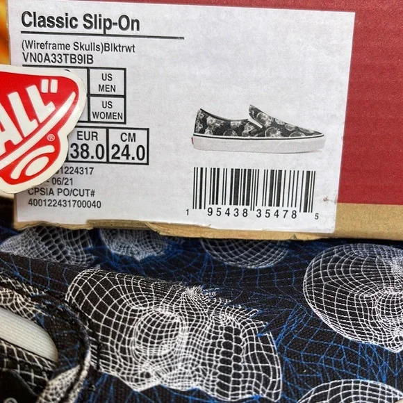 Vans Classic Slip-On
(Wireframe Skulls) Black/Trwht 
VNOA33TB9IB
WMNS sneakers - Picture 16 of 16
